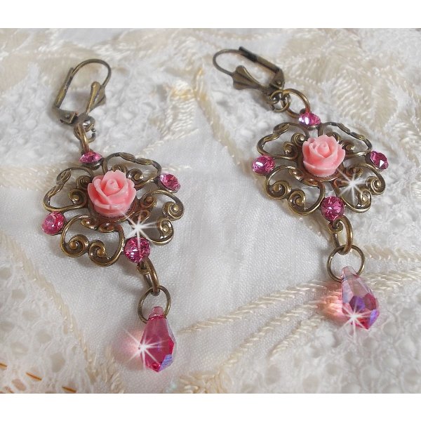 BO Irr&eacute;sistible Eden avec cabochons ronds et gouttes en cristal, cabochons en r&eacute;sine, estampes bomb&eacute;es, dormeuses fleur de lys en laiton