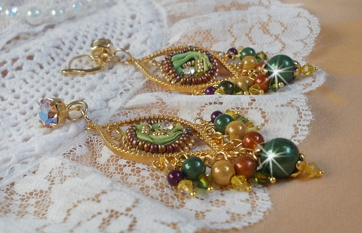 BO Lune Vénitienne brodées avec un ruban de soie de couleur Caméléon, des cristaux de Swarovski et des perles magiques