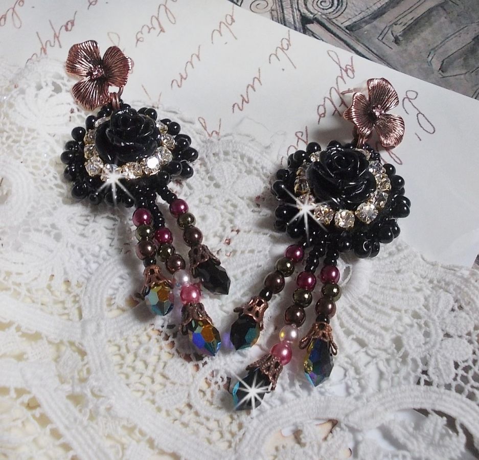 BO Midnight Daisy brodées avec des perles nacrées, des cristaux de Swarovski, des chatons Crystal argenté et des rocailles Miyuki
