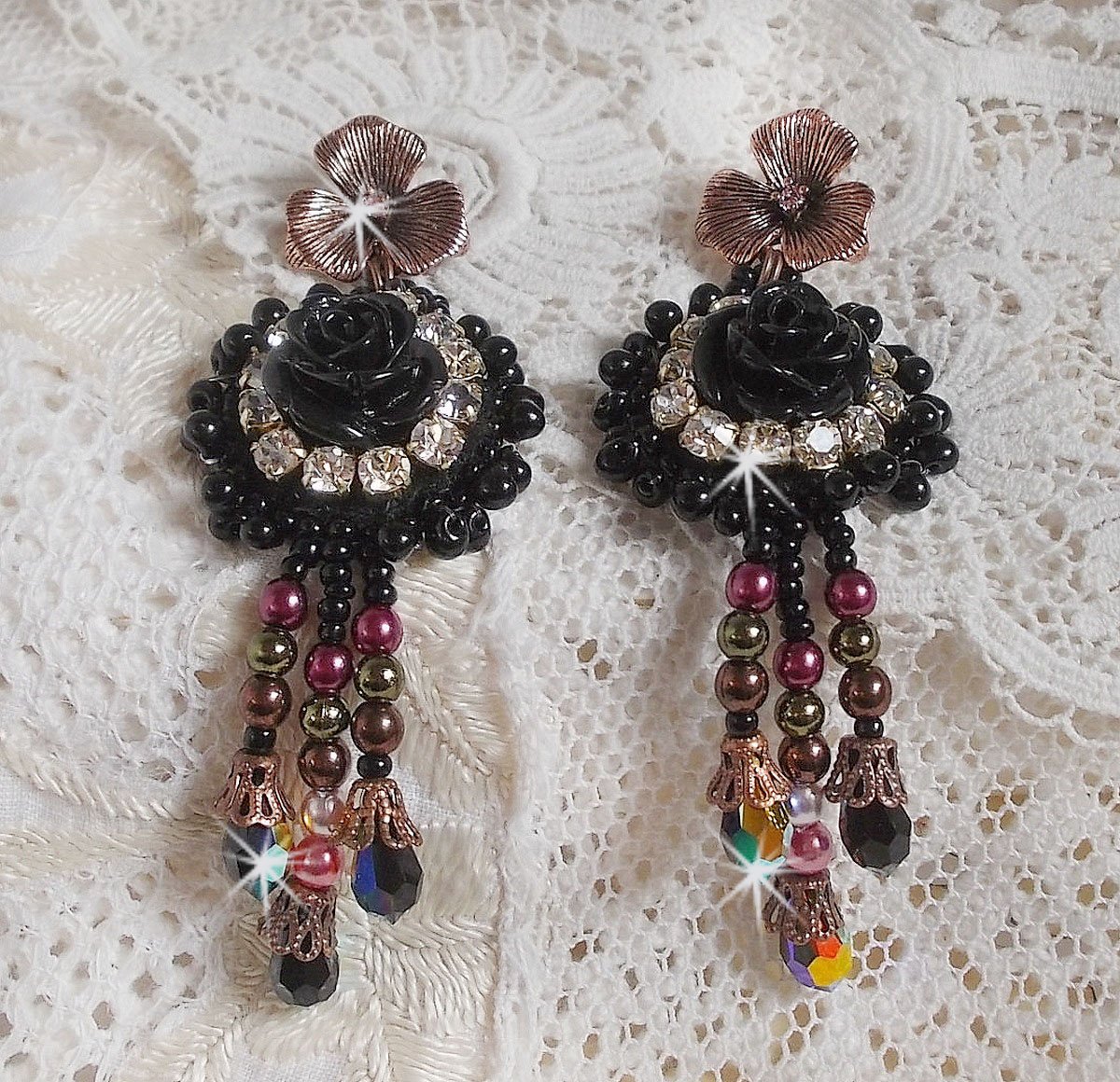 BO Midnight Daisy brodées avec des perles nacrées, des cristaux de Swarovski, des chatons Crystal argenté et des rocailles Miyuki