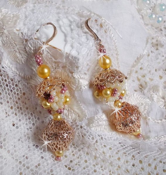 BO La Petite Robe Jaune mont&eacute;es avec rocailles, perles rondes nacr&eacute;es en Cristal, perles, coupelles Laiton et Plaqu&eacute; Or