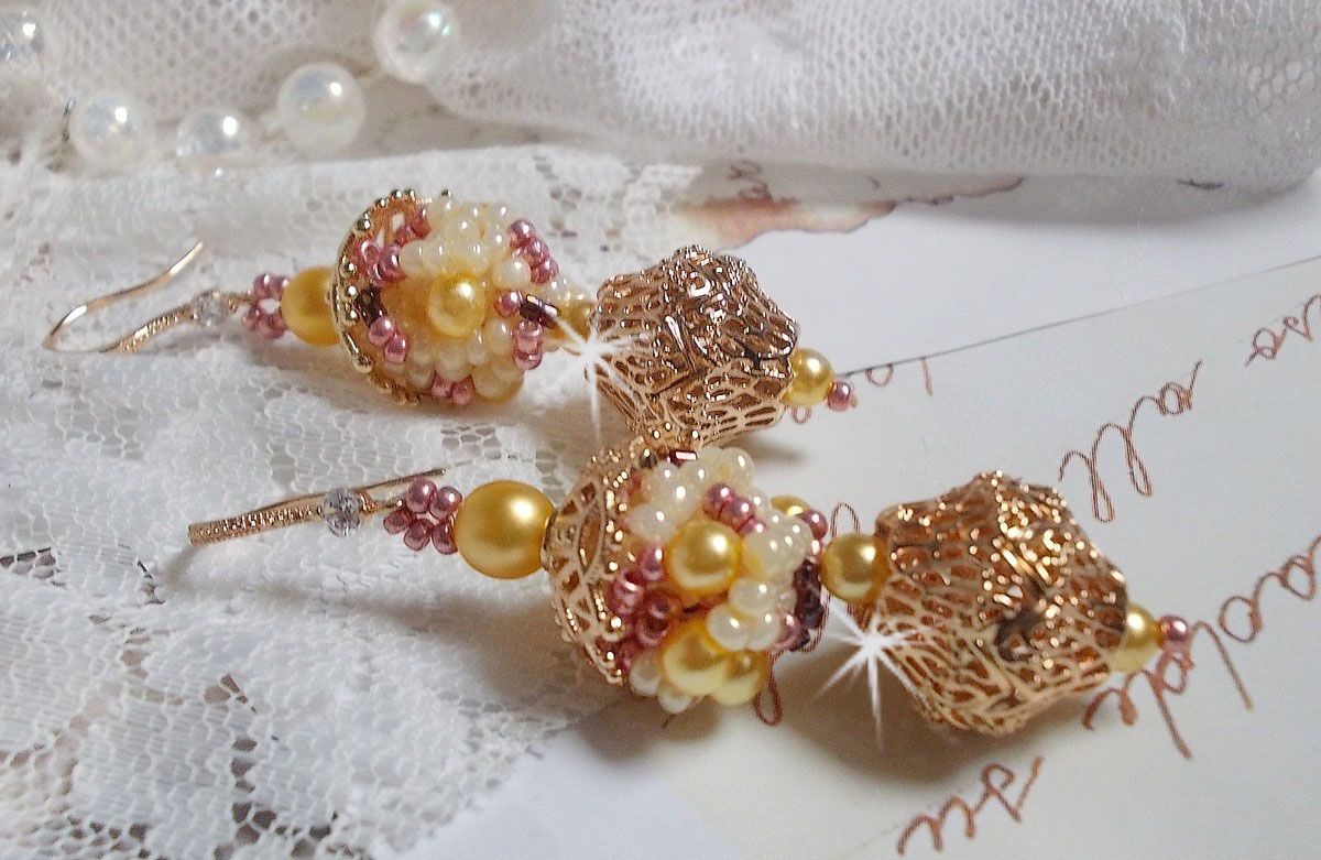 BO La Petite Robe Jaune montées avec des rocailles de qualité couleur Jaune, Cerise et Rose à laquelle s’ajoute des perles rondes nacrées en Cristal, perles, coupelles Laiton et Plaqué Or