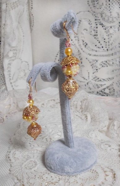 BO La Petite Robe Jaune mont&eacute;es avec rocailles, perles rondes nacr&eacute;es en Cristal, perles, coupelles Laiton et Plaqu&eacute; Or