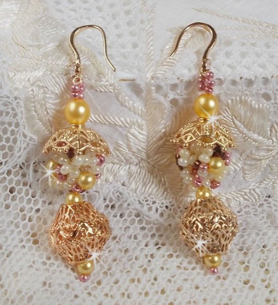 BO La Petite Robe Jaune mont&eacute;es avec rocailles, perles rondes nacr&eacute;es en Cristal, perles, coupelles Laiton et Plaqu&eacute; Or