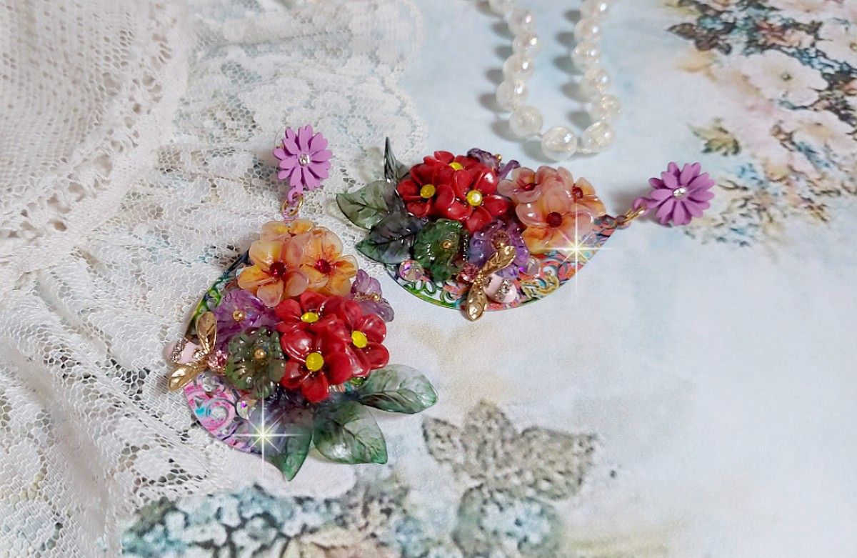 BO Précieuses Fleurs en résine, breloques abeilles et cristaux. Tout est positionné sur des estampes colorées avec des crochets d’oreilles Marguerite Métal. Belles nuances de couleurs