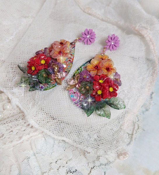 BO Pr&eacute;cieuses Fleurs en r&eacute;sine, breloques abeilles et cristaux. Tout est positionn&eacute; sur des estampes color&eacute;es avec des crochets d&rsquo;oreilles Marguerite M&eacute;tal. Belles nuances de couleurs