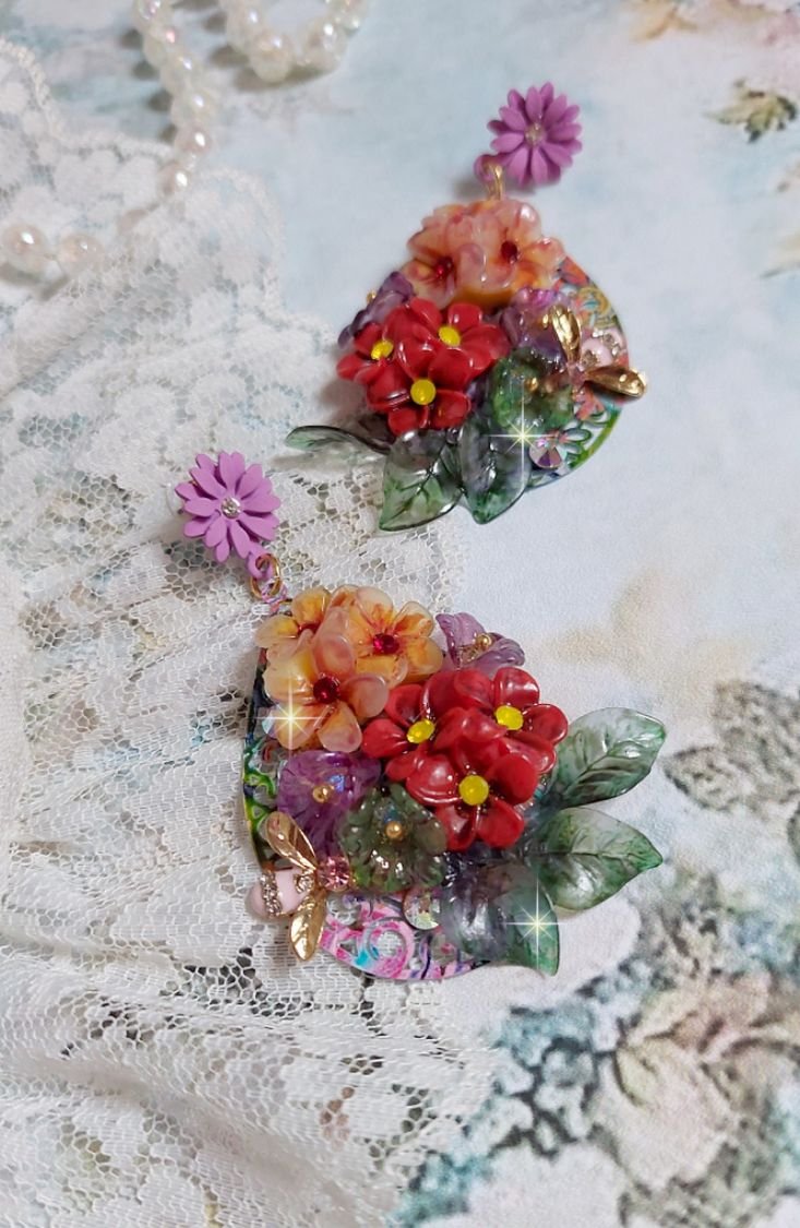 BO Précieuses Fleurs en résine, breloques abeilles et cristaux. Tout est positionné sur des estampes colorées avec des crochets d’oreilles Marguerite Métal. Belles nuances de couleurs