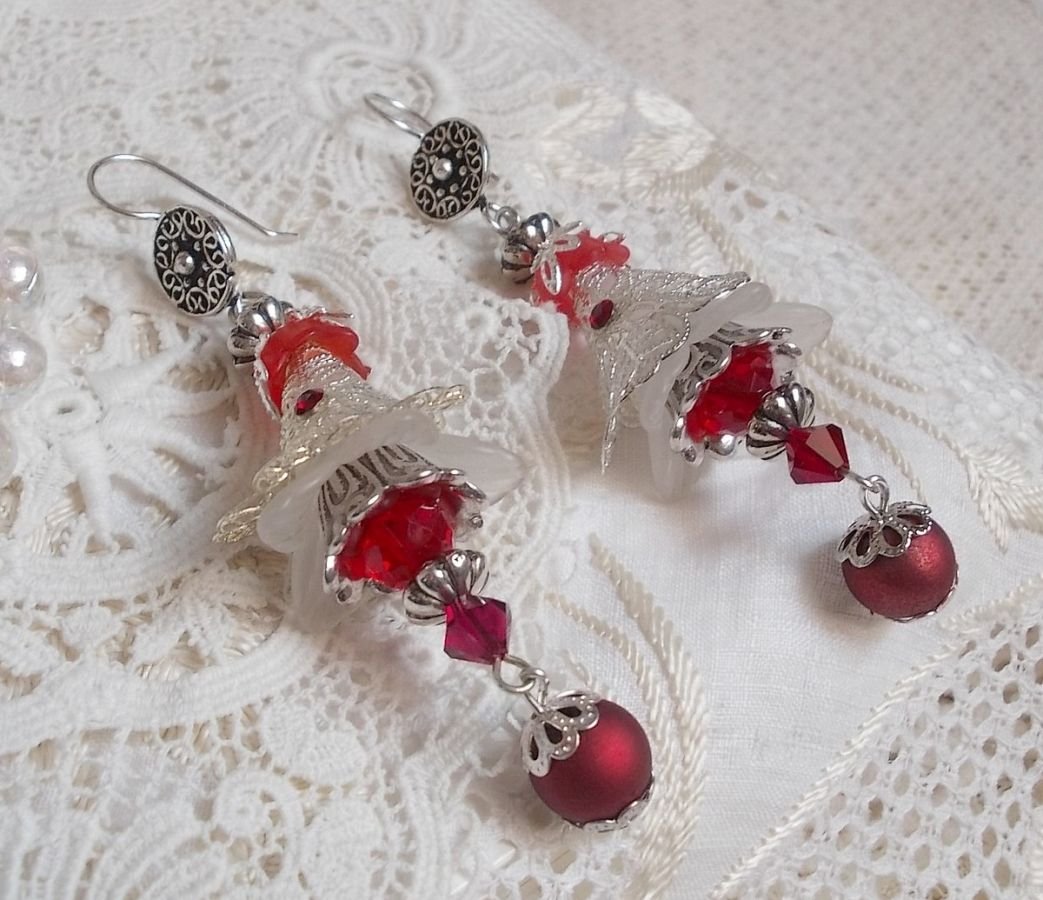 BO Tendre Rouge avec des Cristaux de Swarovski, des perles rondes facettées et des crochets d'oreille en argent 925/1000