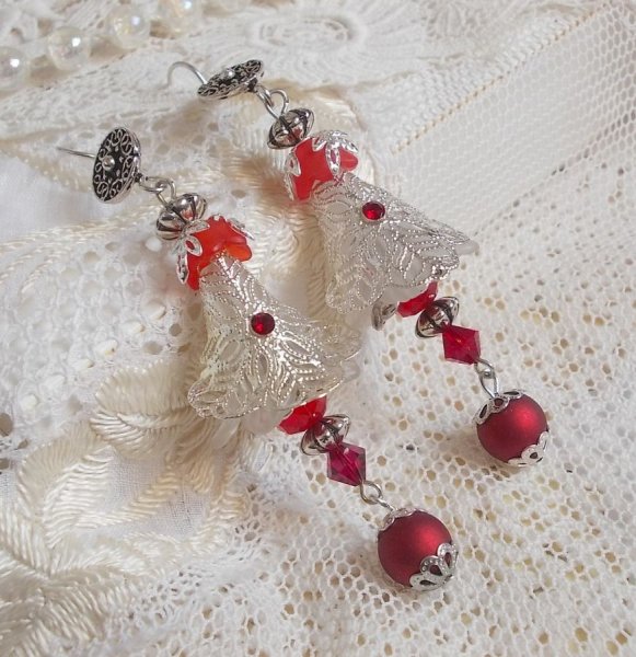 BO Tendre Rouge avec des Cristaux de Swarovski, des perles rondes facett&eacute;es et des crochets d'oreille en argent 925/1000