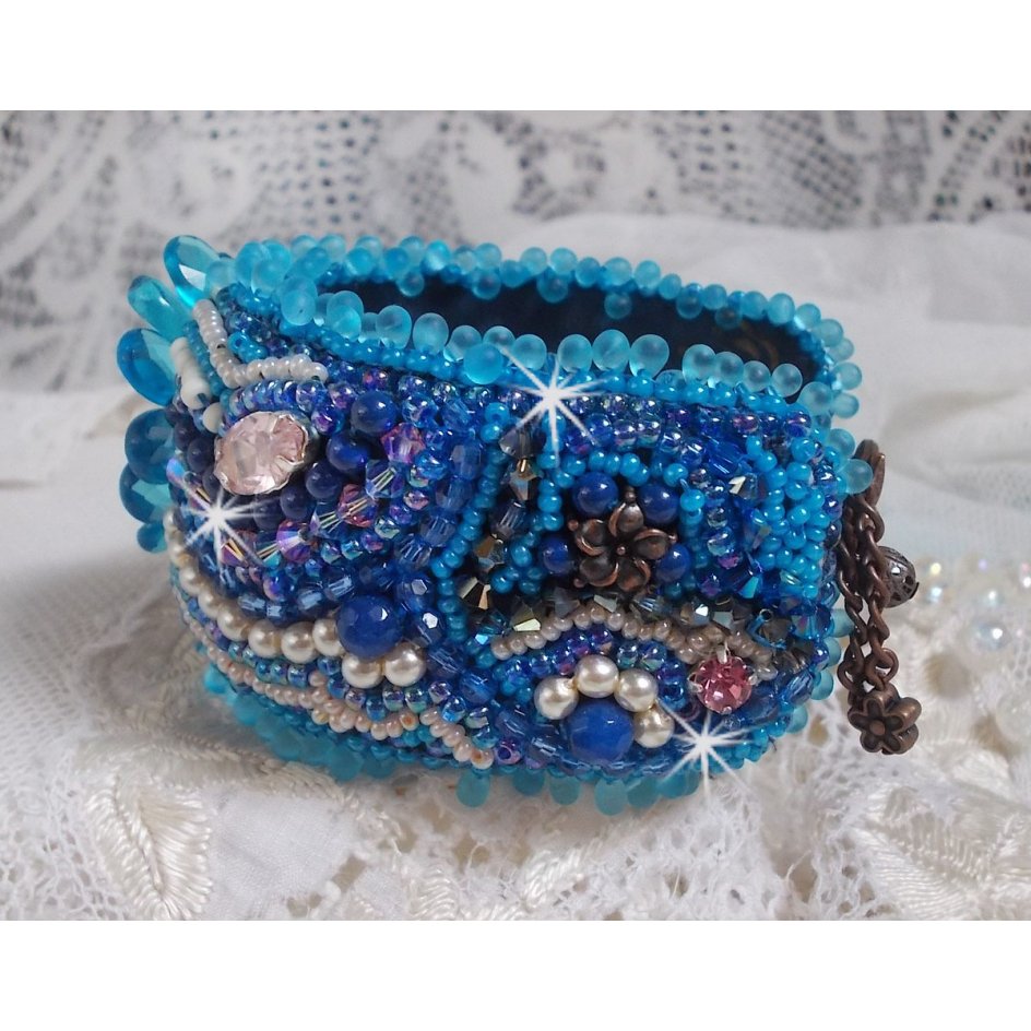 Bracelet Belle Epoque Haute Couture brodé avec des navettes en Cristal de Swarovski à laquelle s'ajoute des chatons, toupies, rose en résine, perles rondes nacrées, briolettes et rocailles