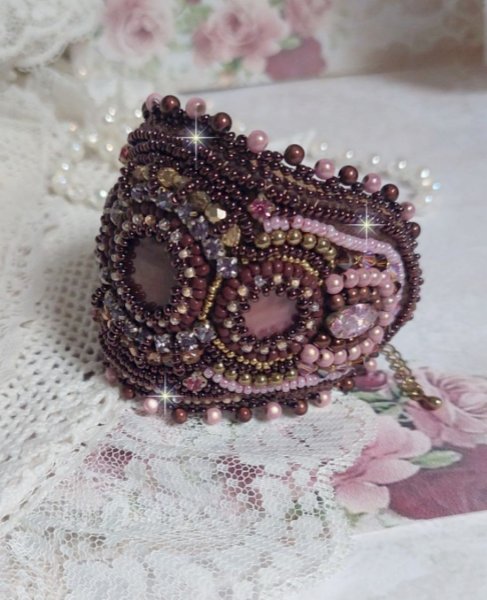 Bracelet Belle romance brod&eacute; avec des disques en Nacres Acajou et Prune. Orn&eacute; de facettes, chatons, rocailles et navettes en Cristal. Le bord du bracelet est fini avec des perles Rose et Marron