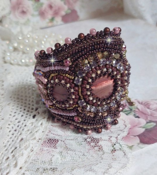 Bracelet Belle romance brod&eacute; avec des disques en Nacres Acajou et Prune. Orn&eacute; de facettes, chatons, rocailles et navettes en Cristal. Le bord du bracelet est fini avec des perles Rose et Marron