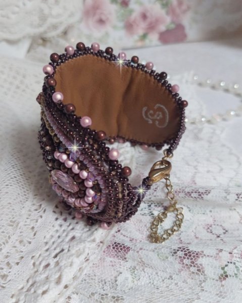 Bracelet Belle romance brod&eacute; avec des disques en Nacres Acajou et Prune. Orn&eacute; de facettes, chatons, rocailles et navettes en Cristal. Le bord du bracelet est fini avec des perles Rose et Marron