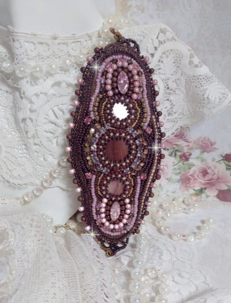 Bracelet Belle romance brod&eacute; avec des disques en Nacres Acajou et Prune. Orn&eacute; de facettes, chatons, rocailles et navettes en Cristal. Le bord du bracelet est fini avec des perles Rose et Marron