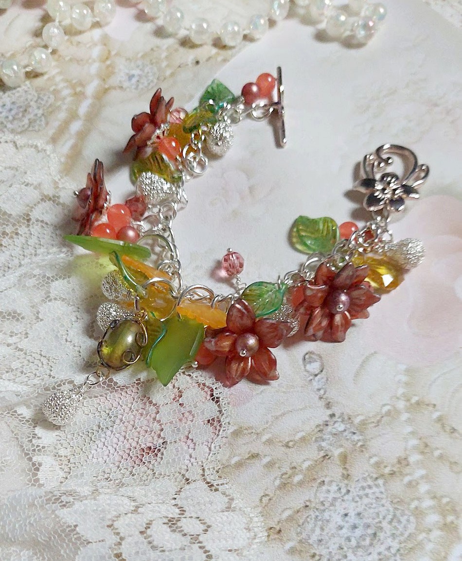 Bracelet Blondy créé sur un bracelet gourmette avec fleurs, feuilles, perles, cristaux et perles en Jade teinté Orange