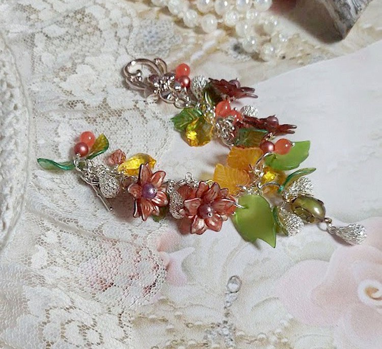 Bracelet Blondy créé sur un bracelet gourmette avec fleurs, feuilles, perles, cristaux et perles en Jade teinté Orange