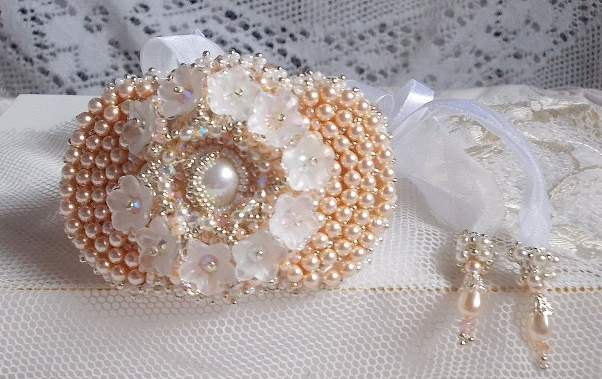 Bracelet Bouquet d'un Jour brodé avec des perles nacrées de Swarovski, des fleurs Lucite, des rubans et des rocailles de qualité