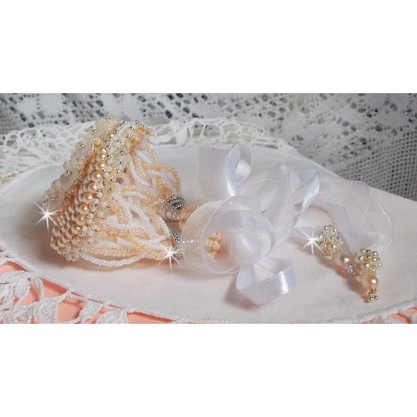 Bracelet Bouquet d'un Jour brodé avec des perles nacrées de Swarovski, des fleurs Lucite, des rubans et des rocailles de qualité