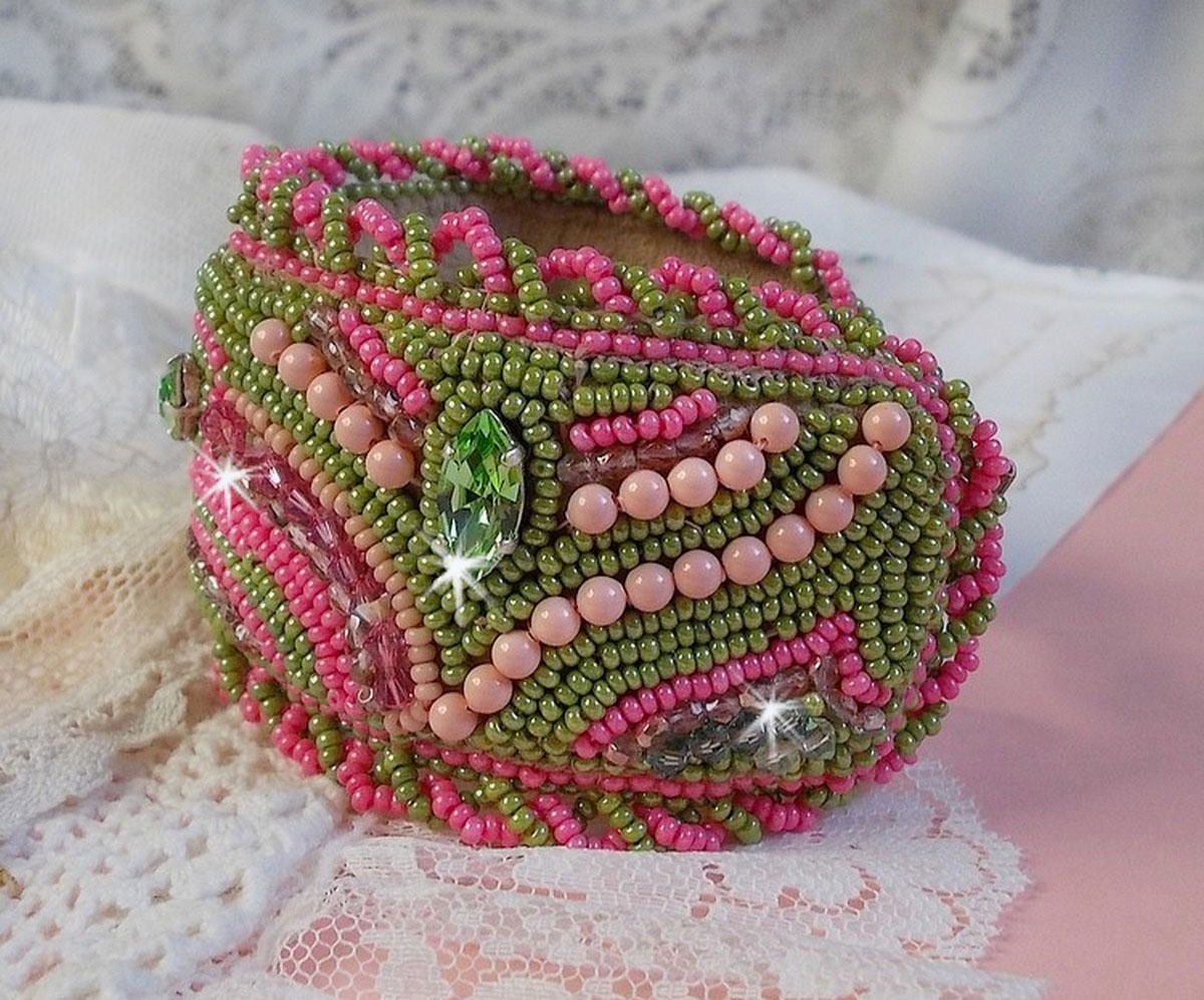 Bracelet Miss Lady manchette brodé avec des cristaux de Swarovski, des facettes en verre de Bohème et des rocailles vert et rose