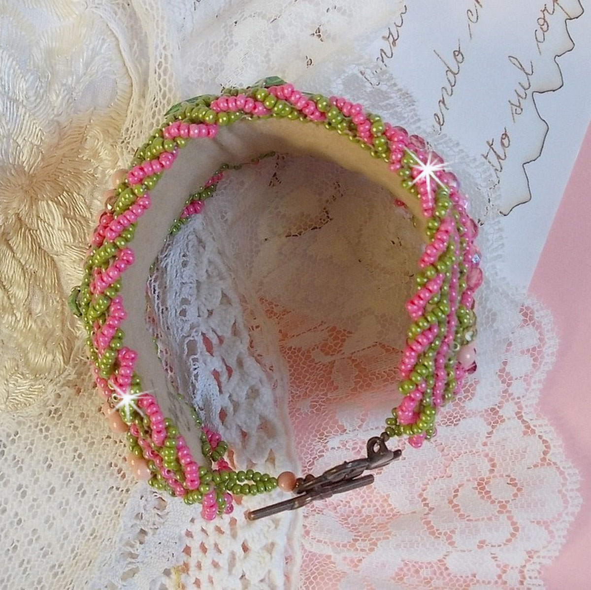 Bracelet Miss Lady manchette brodé avec des cristaux de Swarovski, des facettes en verre de Bohème et des rocailles vert et rose