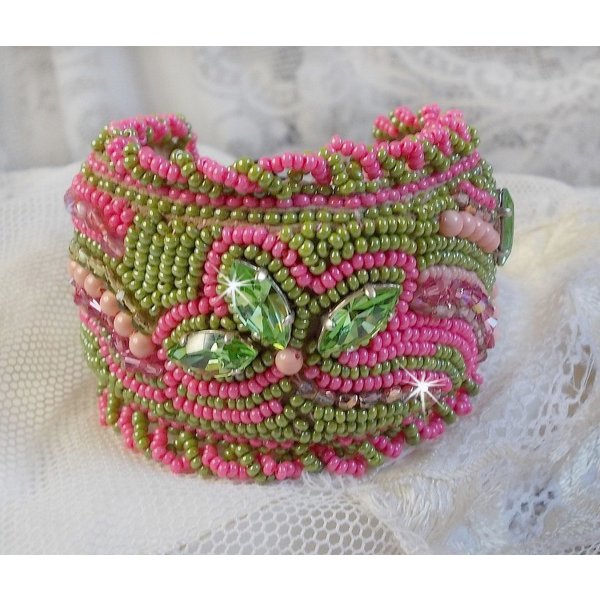 Bracelet Miss Lady manchette brodé avec des cristaux de Swarovski, des facettes en verre de Bohème et des rocailles vert et rose