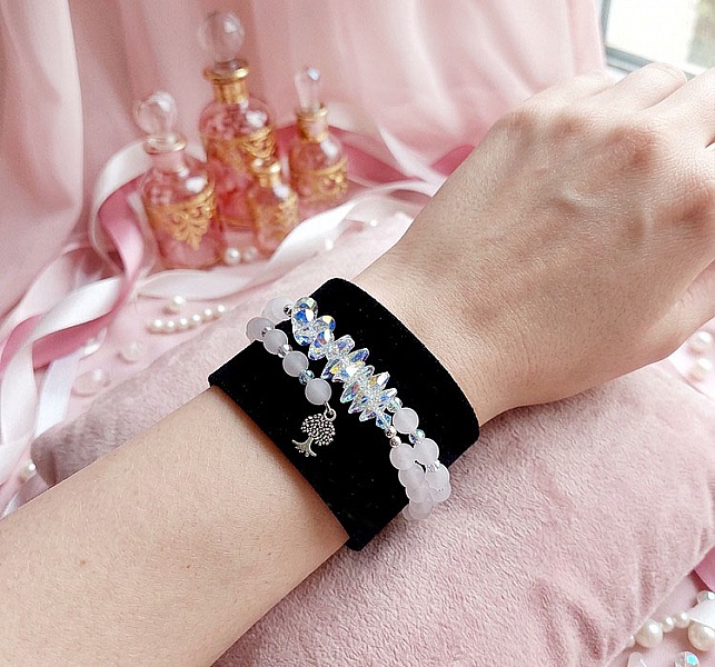 Bracelet Carrousel en Quartz cr&eacute;&eacute; avec pierres de gemme : le Quartz, breloque arbre de vie et perles Cristal Swarovski