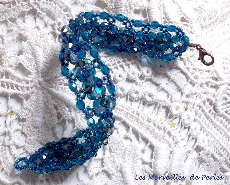 Bracelet  Belle de Nuit avec des facettes en verre de boh&egrave;me et des toupies en crystal de Swarovski