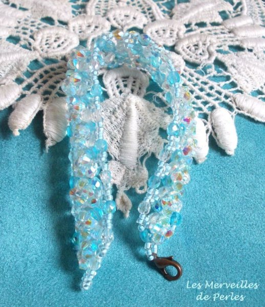 Bracelet Crystal Blue avec des facettes et des toupies en crystal de Swarovski