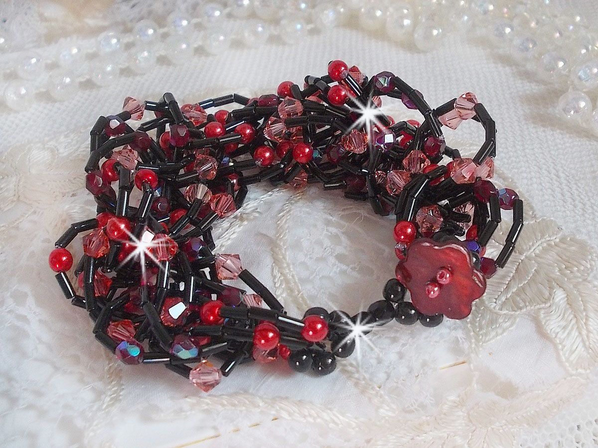 Bracelet Feeling avec des rocailles tubes, des perles en nacre et des toupies en crystal de Swarovski
