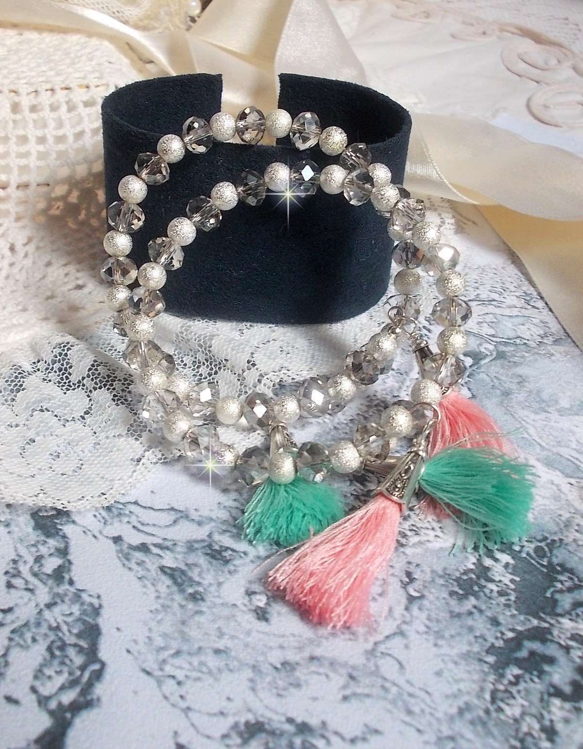 Bracelets Cristalline Eclat avec doubles bracelets aux perles Stardust Argent&eacute;es effet paillet&eacute;, perles rondes facett&eacute;es en verre et pompons couleur Rose et Menthe pour un style contemporain