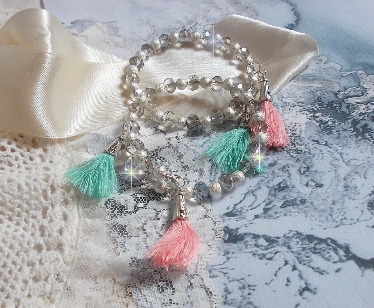 Bracelets Cristalline Eclat avec doubles bracelets aux perles Stardust Argentées effet pailleté, perles rondes facettées en verre et pompons couleur Rose et Menthe pour un style contemporain