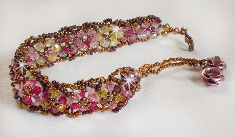 Bracelet Crystal Mjestic avec des toupies en crystal de Swarovski, rocailles et perles de bohême;
