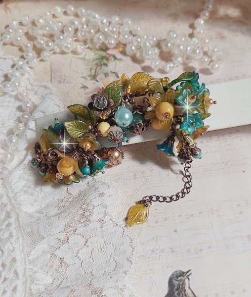 Bracelet C&eacute;zanne cr&eacute;&eacute; avec des grandes et petites fleurs peintes &agrave; la main dans les tons de Jaune, Or, Vert, Bleu, Cuivre, Marron et Bronze &agrave; laquelle s&rsquo;ajoute perles : Aventurine et Jade Jaune Clair