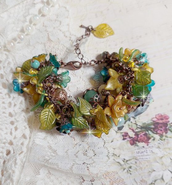 Bracelet C&eacute;zanne cr&eacute;&eacute; avec des grandes et petites fleurs peintes &agrave; la main dans les tons de Jaune, Or, Vert, Bleu, Cuivre, Marron et Bronze &agrave; laquelle s&rsquo;ajoute perles : Aventurine et Jade Jaune Clair