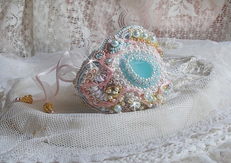 Bracelet Dentelle Menthe manchette Haute Couture brodé avec des Cristaux de Swarovski, des perles en verre de bohème, des rocailles et des fleurs Lucite en résine
