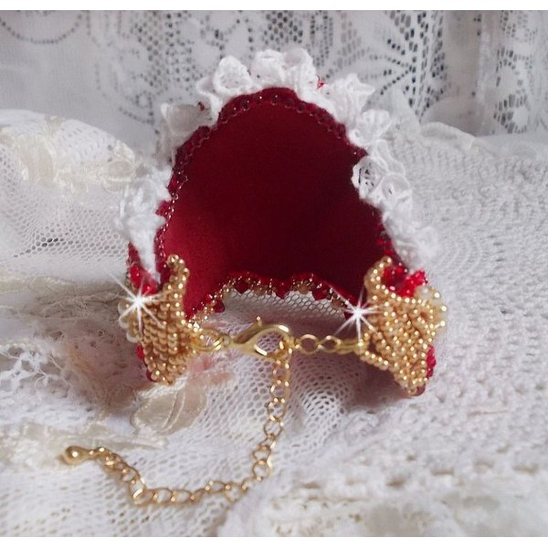 Bracelet Nous Deux manchette Haute-Couture brodé avec des Cristaux de Swarovski, un cabochon ovale en verre rouge et des rocailles