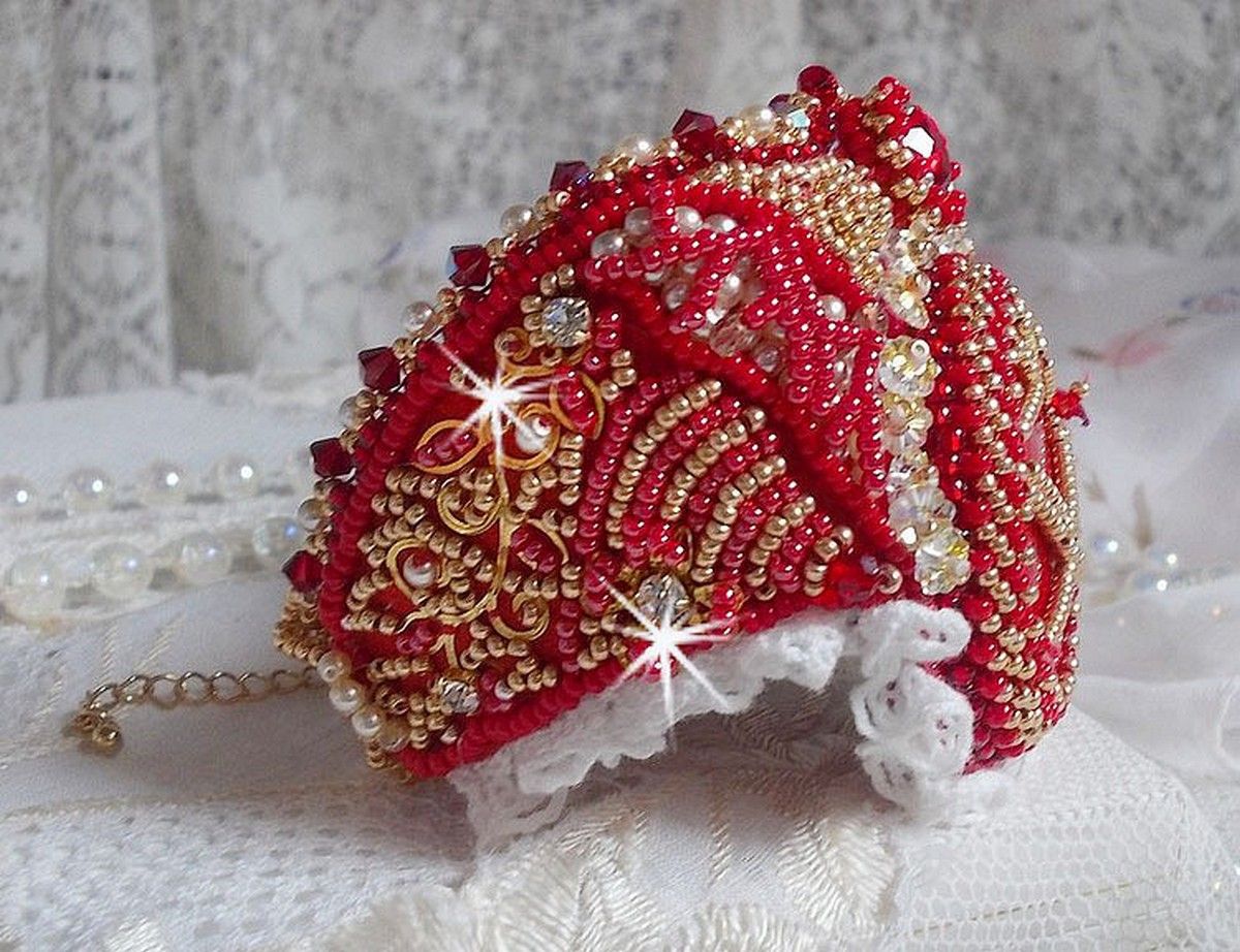 Bracelet Nous Deux manchette Haute-Couture brodé avec des Cristaux de Swarovski, un cabochon ovale en verre rouge et des rocailles