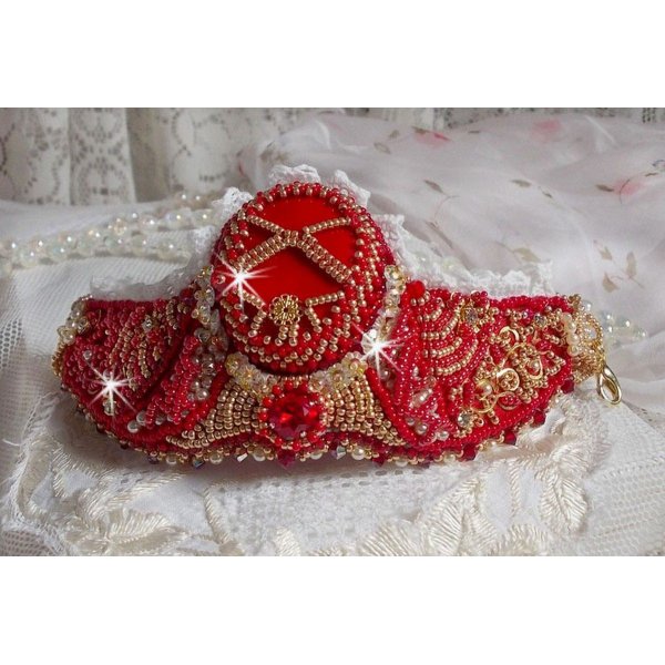 Bracelet Nous Deux manchette Haute-Couture brodé avec des Cristaux de Swarovski, un cabochon ovale en verre rouge et des rocailles