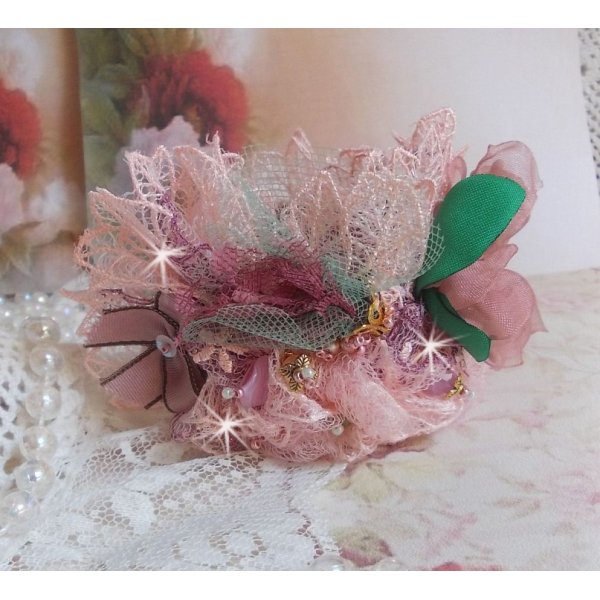 Bracelet Douceur Poudrée manchette avec de la dentelle Rose très fine, des cristaux de Swarovski, des perles en verre, des rocailles et des accessoires en plaqué Or