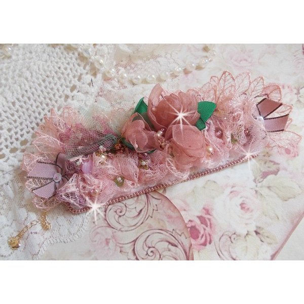 Bracelet Douceur Poudrée manchette avec de la dentelle Rose très fine, des cristaux de Swarovski, des perles en verre, des rocailles et des accessoires en plaqué Or