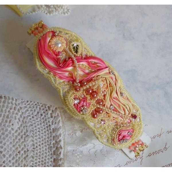 Bracelet Les Délices de L'Eté manchette Haute-Couture brodé avec un ruban de soie jaune et Rose, des perles rondes, des gouttes nacrées et des rocailles