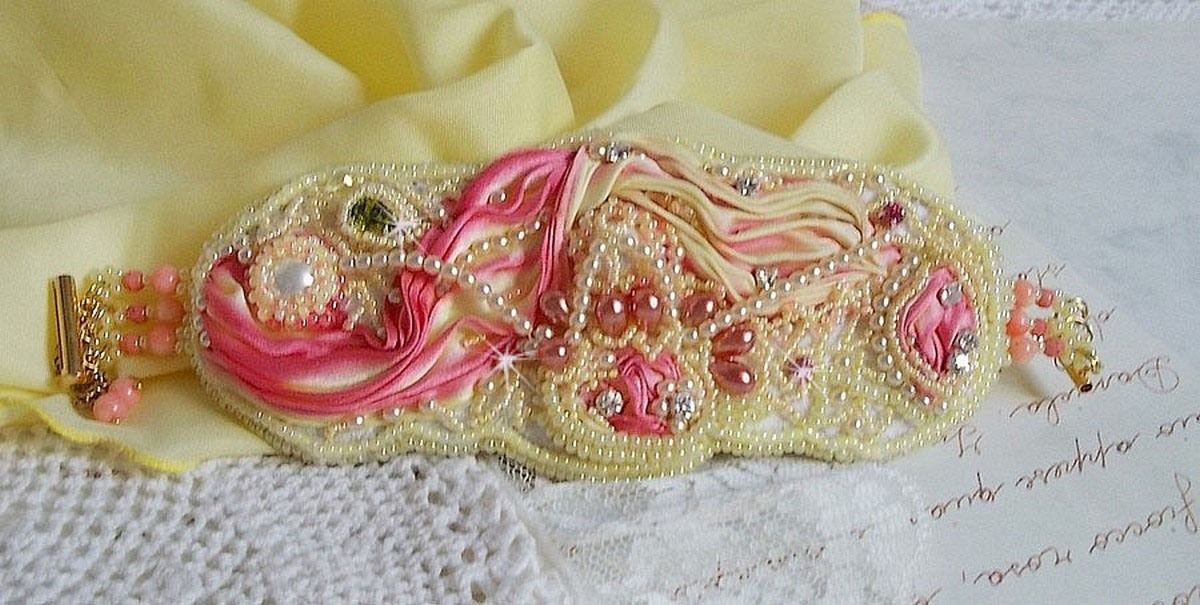 Bracelet Les Délices de L'Eté manchette Haute-Couture brodé avec un ruban de soie jaune et Rose, des perles rondes, des gouttes nacrées et des rocailles