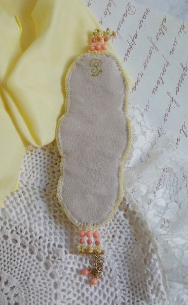 Bracelet Les Délices de L'Eté manchette Haute-Couture brodé avec un ruban de soie jaune et Rose, des perles rondes, des gouttes nacrées et des rocailles