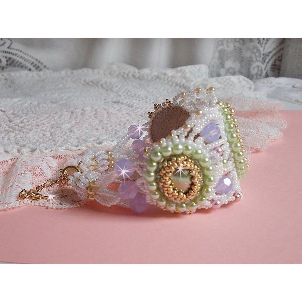 Bracelet Envol&eacute;e Fleurie brod&eacute; avec des Cristaux de Swarovski, des cabochons en r&eacute;sine, des perles rondes nacr&eacute;es et des rocailles Miyuki