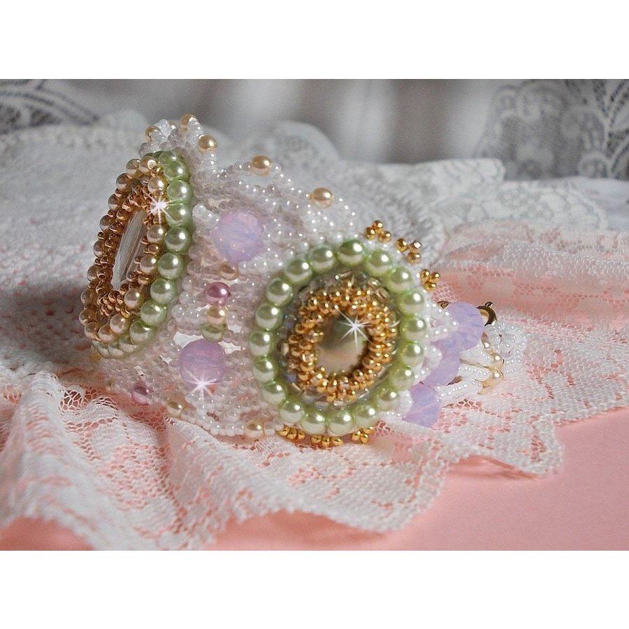 Bracelet Envolée Fleurie brodé avec des Cristaux de Swarovski, des cabochons en résine, des perles rondes nacrées et des rocailles Miyuki