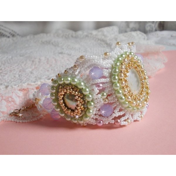 Bracelet Envol&eacute;e Fleurie brod&eacute; avec des Cristaux de Swarovski, des cabochons en r&eacute;sine, des perles rondes nacr&eacute;es et des rocailles Miyuki