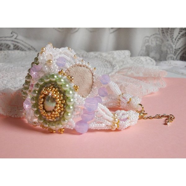 Bracelet Envol&eacute;e Fleurie brod&eacute; avec des Cristaux de Swarovski, des cabochons en r&eacute;sine, des perles rondes nacr&eacute;es et des rocailles Miyuki