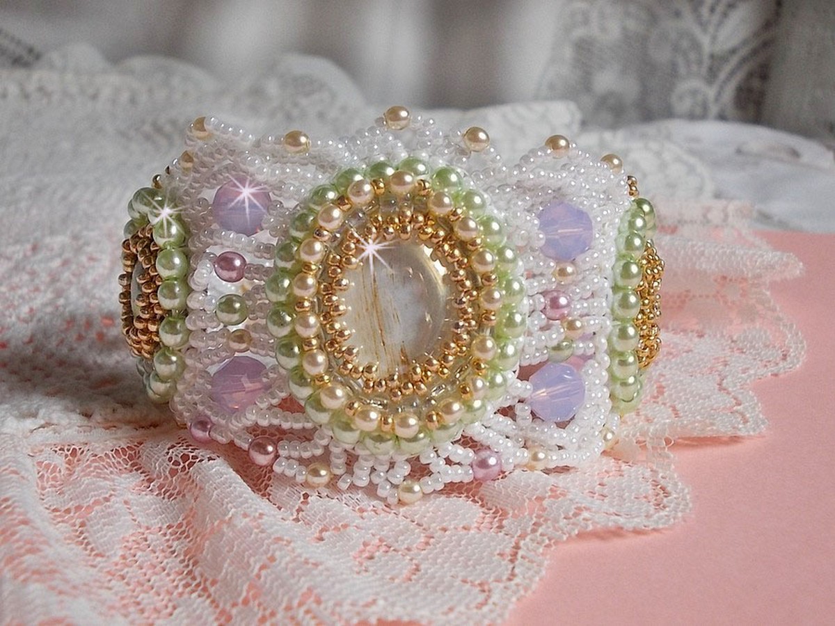Bracelet Envolée Fleurie brodé avec des Cristaux de Swarovski, des cabochons en résine, des perles rondes nacrées et des rocailles Miyuki
