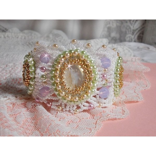 Bracelet Envol&eacute;e Fleurie brod&eacute; avec des Cristaux de Swarovski, des cabochons en r&eacute;sine, des perles rondes nacr&eacute;es et des rocailles Miyuki