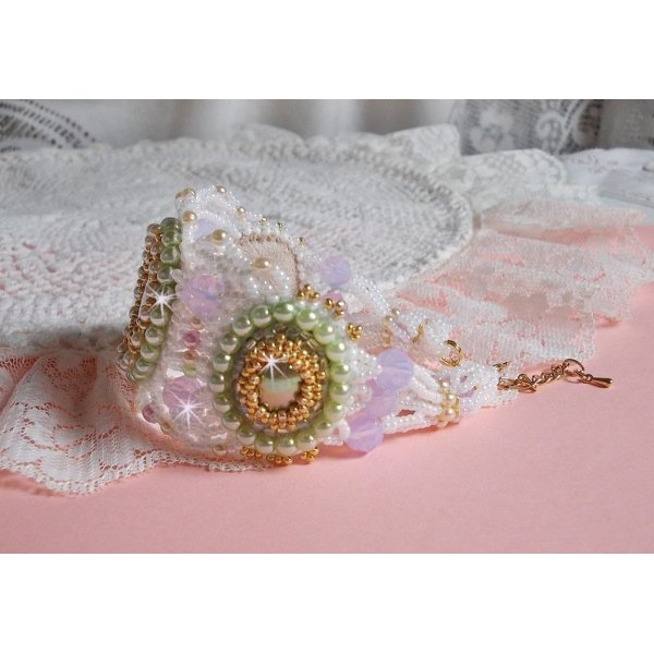 Bracelet Envol&eacute;e Fleurie brod&eacute; avec des Cristaux de Swarovski, des cabochons en r&eacute;sine, des perles rondes nacr&eacute;es et des rocailles Miyuki